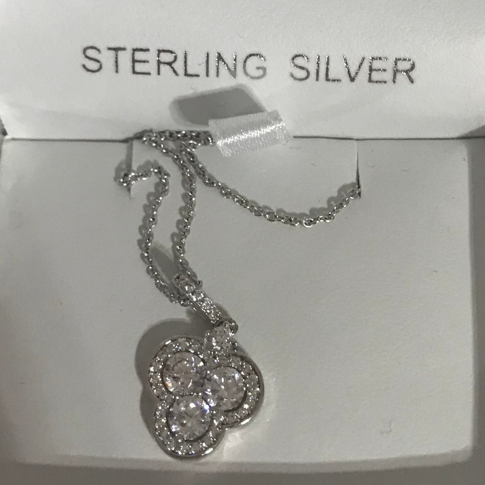 Crislu Crystal Clover Necklace Silver